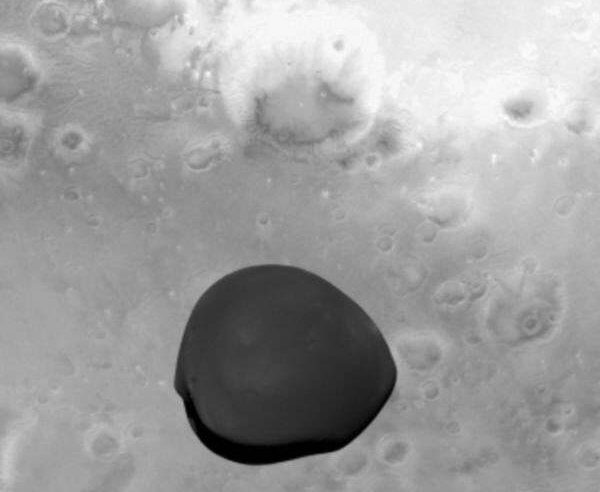 Sonda da ESA fotografa Deimos durante sobrevoo em Marte