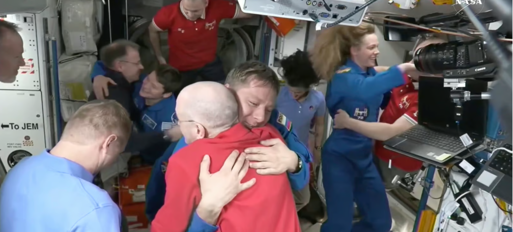 Astronautas presos da NASA recebem seus substitutos na Estação Espacial