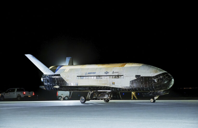 X-37B retorna à Terra após 434 dias em órbita em missão secreta