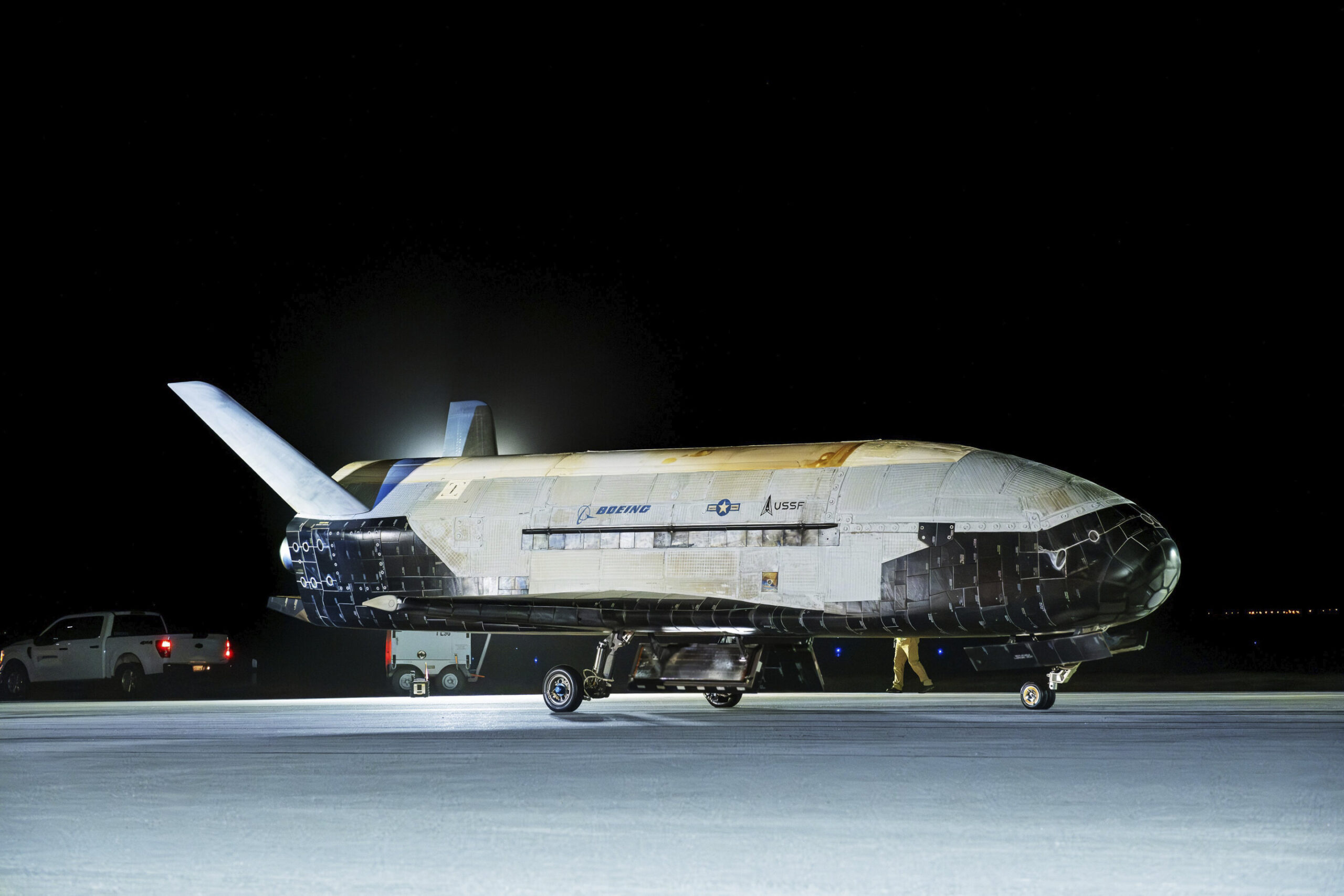X-37B retorna à Terra após 434 dias em órbita em missão secreta