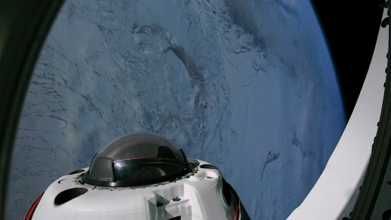 SpaceX realiza primeira missão tripulada a sobrevoar os polos da Terra
