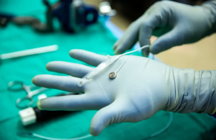 Startup testa com sucesso implante cerebral em paciente humano